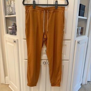 Vuori Performance Joggers – Women’s Medium – Burnt Orange – Recycled Fabric